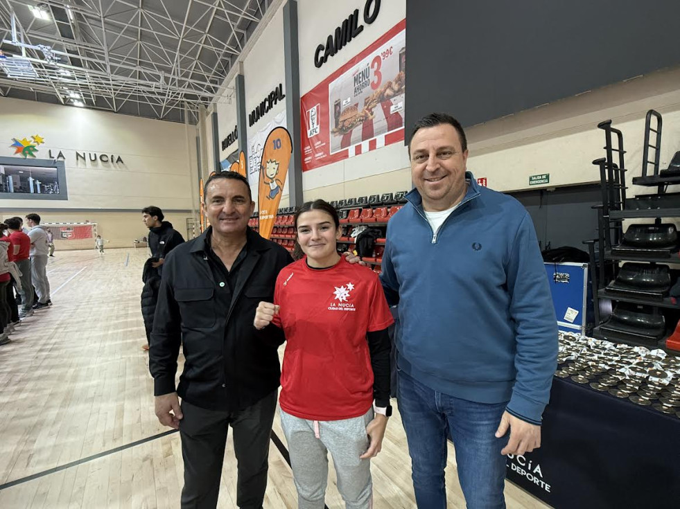 La nuciera Mar&iacute;a Garc&iacute;a junto al concejal de Deportes y el alcalde de La Nuc&iacute;a, que competir&aacute; el domingo en el Auton&oacute;mico de Muay Thai en casa