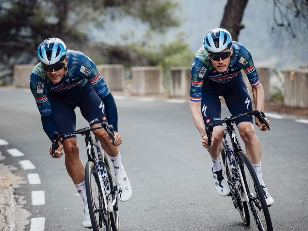 ciclistas cicloturismo marina baixa