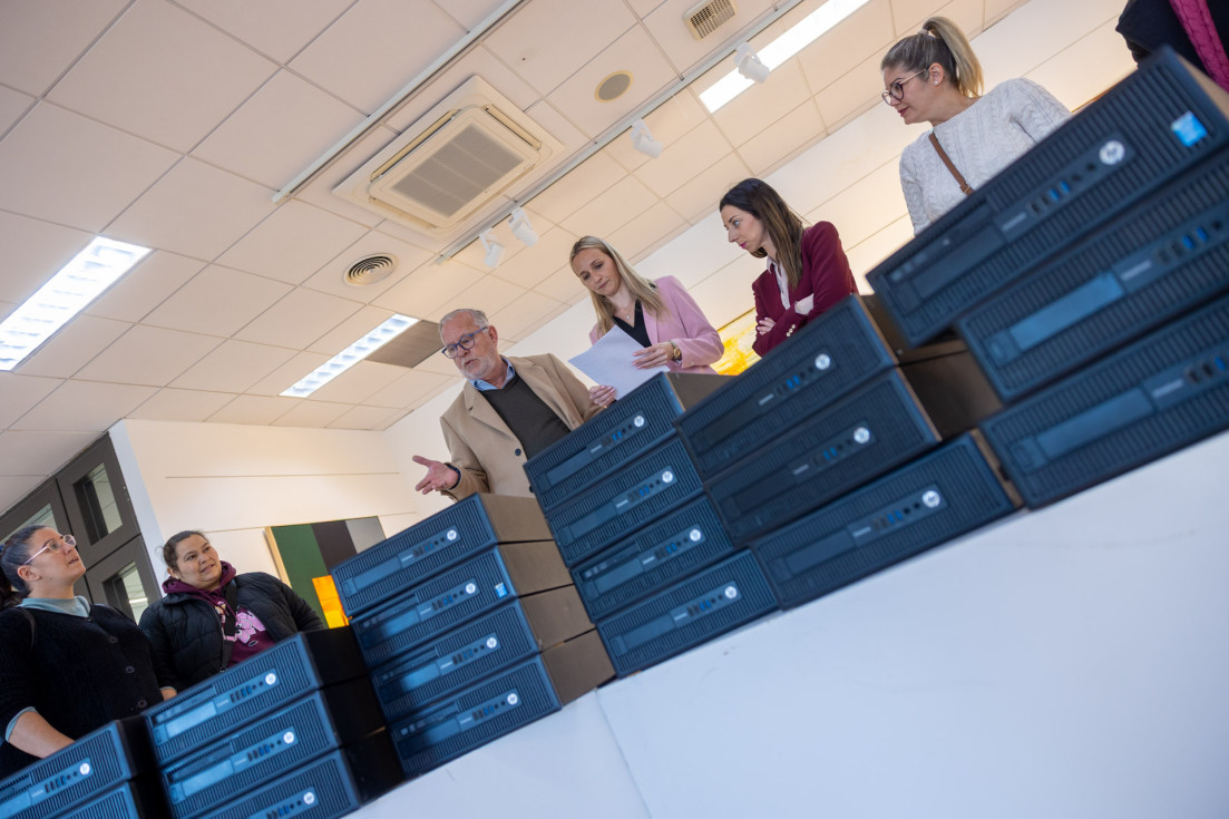 Una empresa de l’Alfàs dona 20 ordenadores para reforzar la educación digital