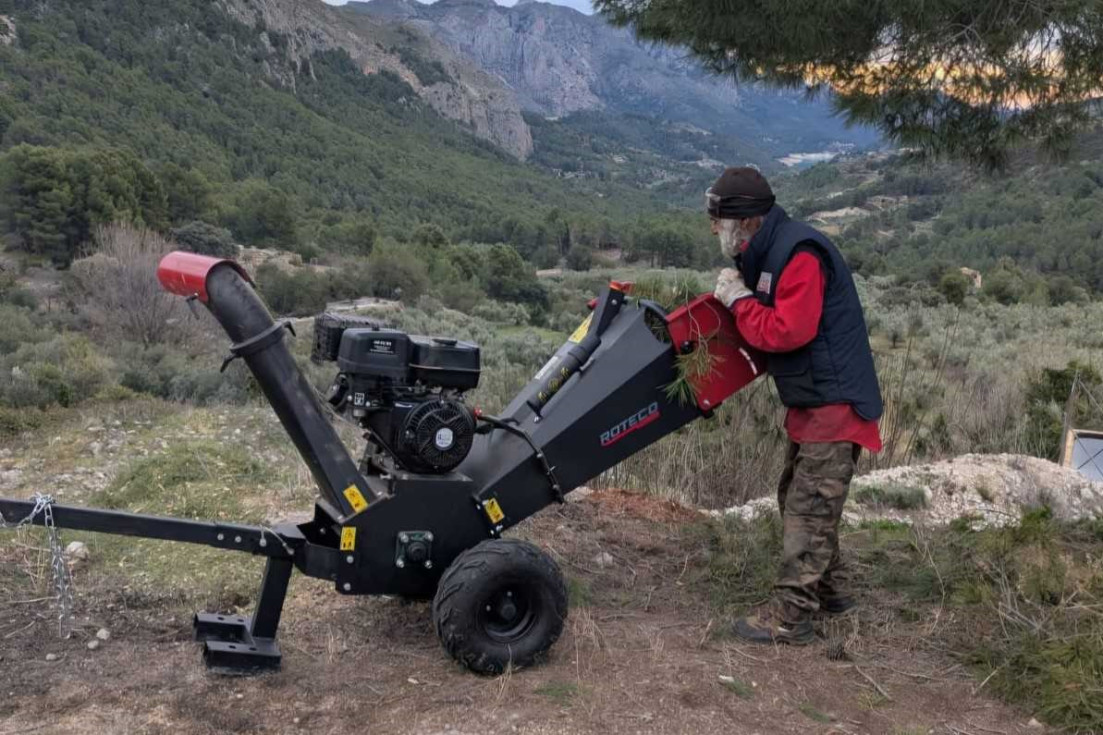 Confrides pone en marcha un servicio municipal de podas itinerante para fomentar la gestión de restos vegetales