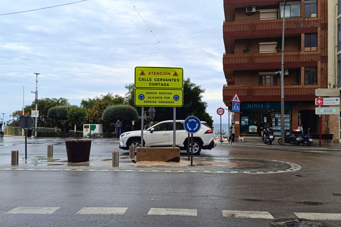Villajoyosa corta un carril del puente de la calle Cervantes por las obras de rehabilitación