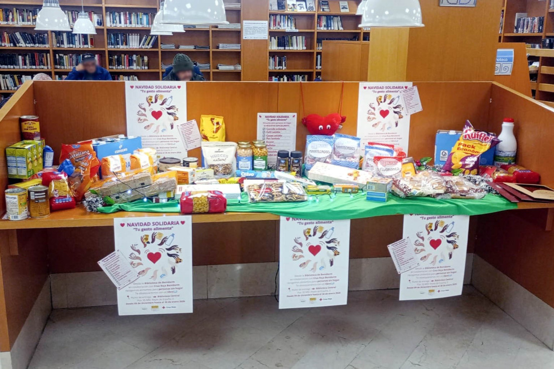 La Red de Bibliotecas de Benidorm entrega a Cáritas los alimentos recogidos en su campaña solidaria