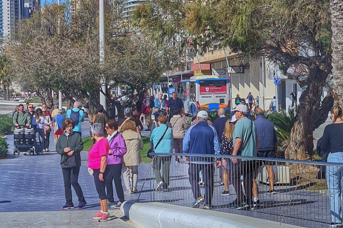La Costa Blanca mantiene el pulso turístico pese al contexto internacional y mejora registros de 2025