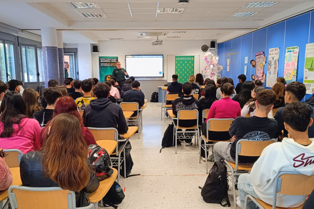 La ‘Ciberliga’ de la Guardia Civil llega al IES La Malladeta de Villajoyosa para fomentar la ciberseguridad