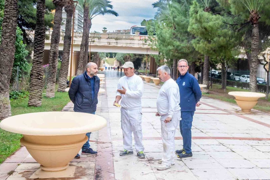 Benidorm mejora el mobiliario urbano y elementos ornamentales en parques y zonas públicas antes de Semana Santa
