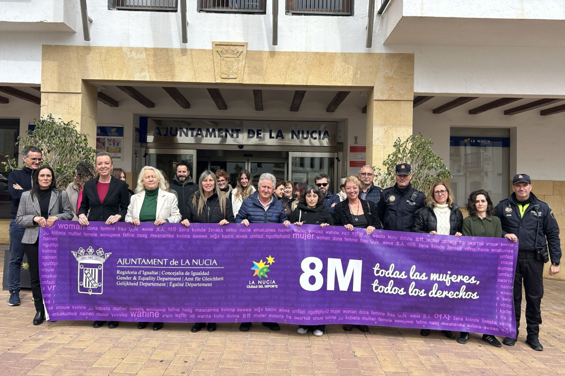 La Nucía conmemora el 8M con un acto institucional, iluminación violeta y la participación ciudadana