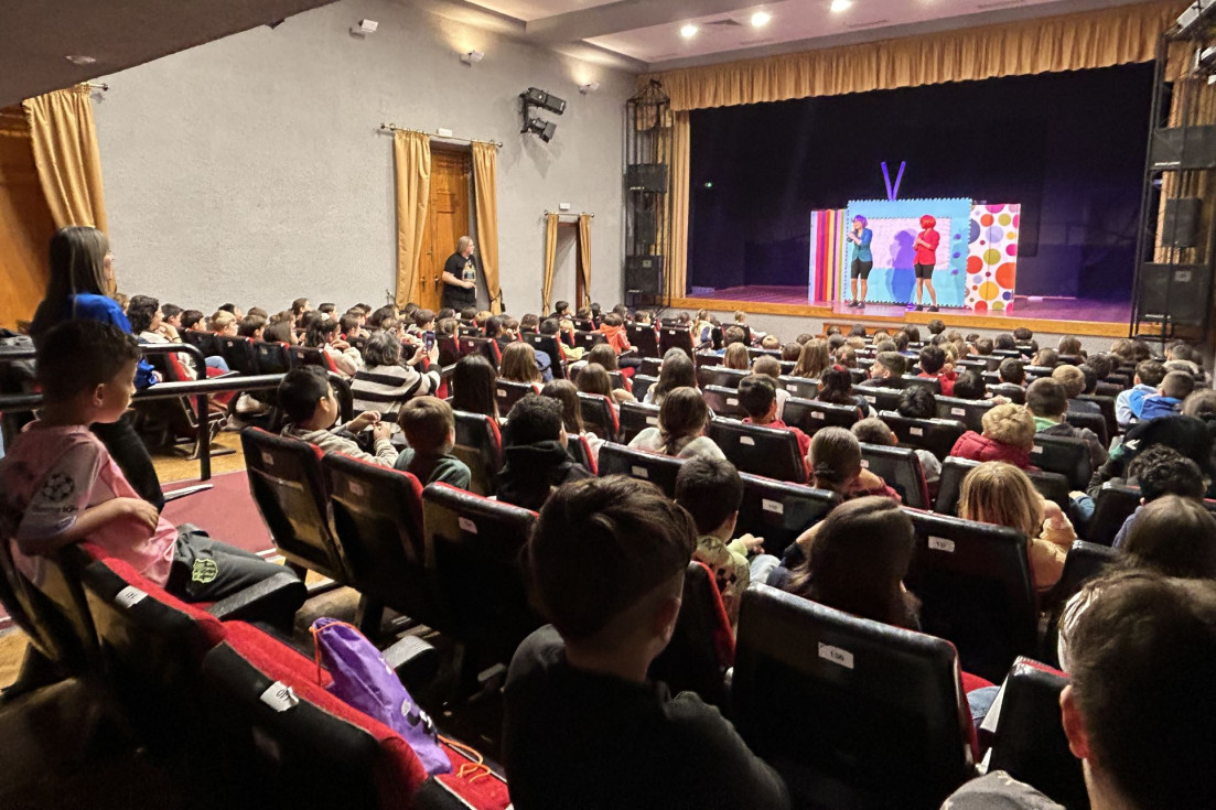 Más de 300 escolares de La Nucía asisten a la representación teatral ‘Pequeñas eXtrellas’ dentro de la Semana de la Mujer