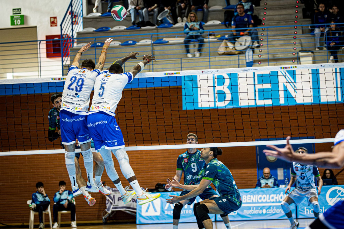 El Servigroup Benidorm cae en el tie-break para sumar un punto en la lucha por la permanencia