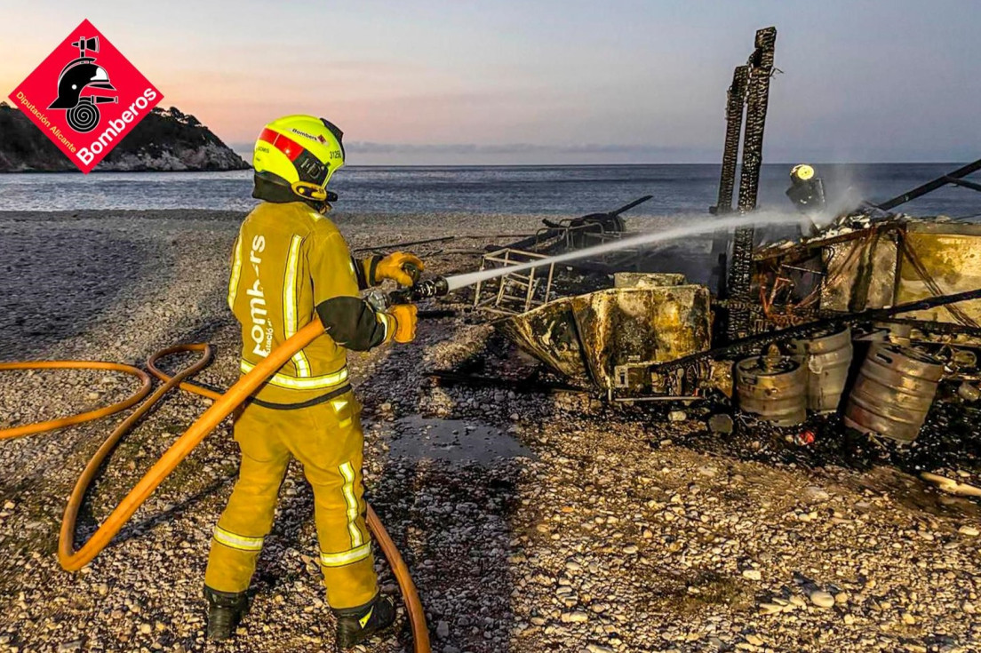 bomberos incendio chiringuito puerto Marina Greenwich Altea