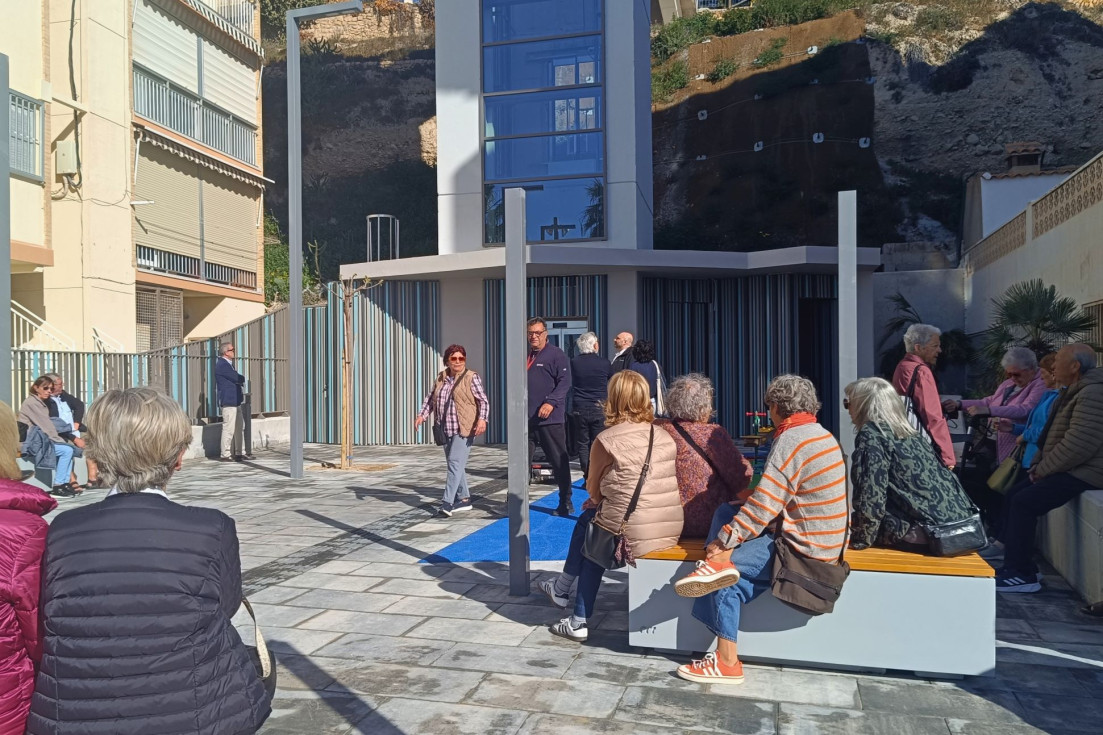 Villajoyosa pone en marcha el ascensor que conecta la playa Centro con Barberes Sur