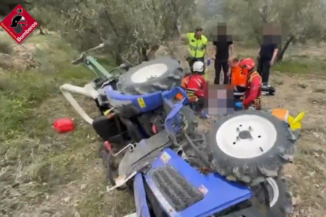 Rescatado un agricultor con fracturas graves tras un accidente con su tractor en Beniardà