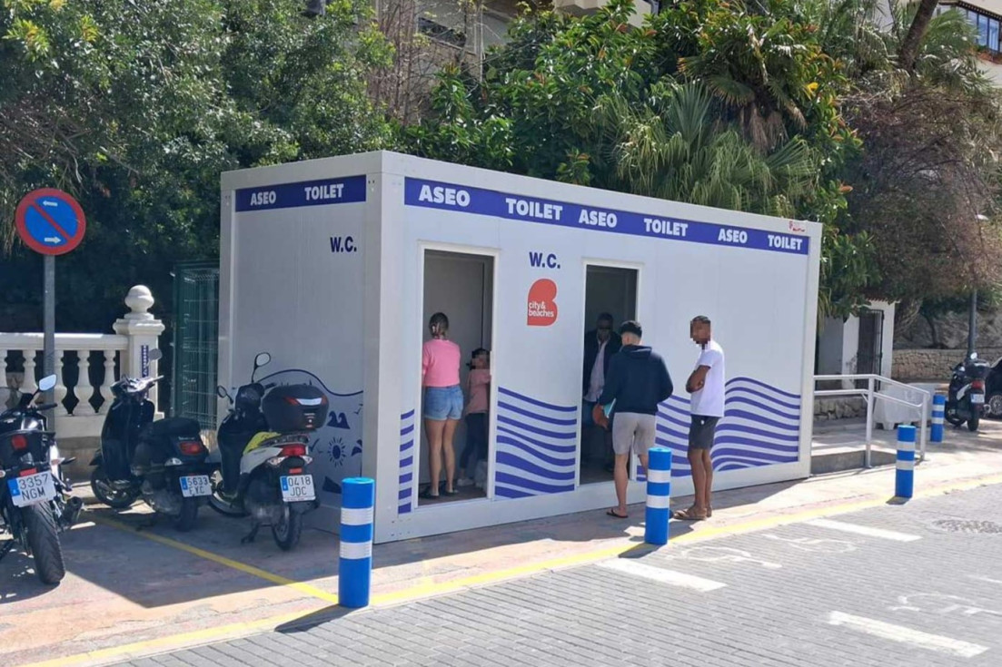 Benidorm renueva y pone a punto los aseos públicos de sus playas ante la llegada de la Semana Santa