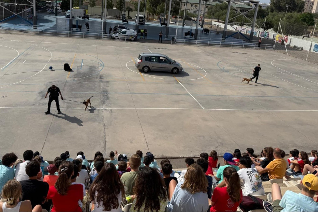 La Policía Local de Villajoyosa acerca su labor a los escolares en una jornada de convivencia
