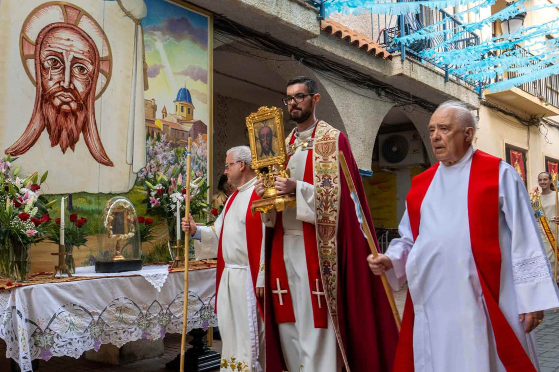 Benidorm celebra la festividad de la Santa Faz con misa y procesión por el casco antiguo