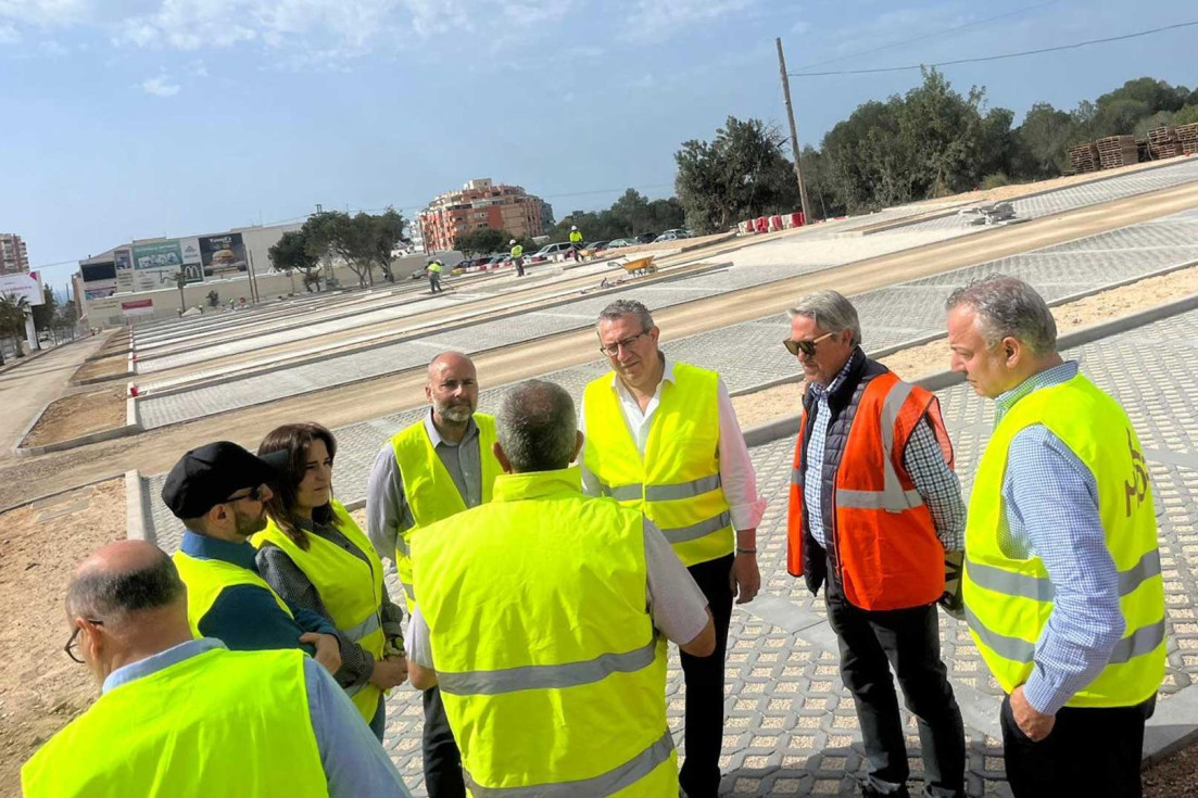 El aparcamiento disuasorio de Beniardá entra en su fase final con pavimento drenante y apertura prevista en junio