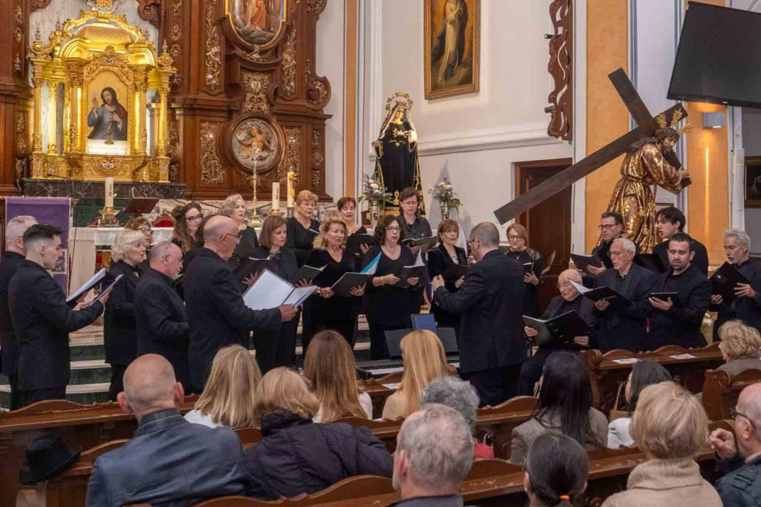La Agrupación Coral de Benidorm llena Sant Jaume i Santa Anna con su ‘Canto espiritual’ en Semana Santa