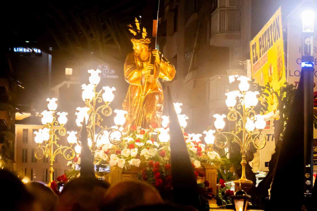 La procesión de Nuestro Padre Jesús Nazareno recorre el centro de Benidorm en el Miércoles Santo