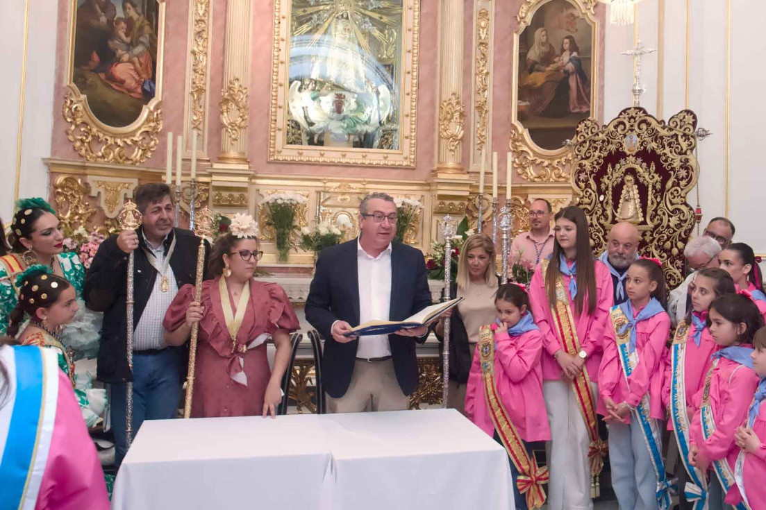 firma del Libro de Reglas triduo rocío benidorm