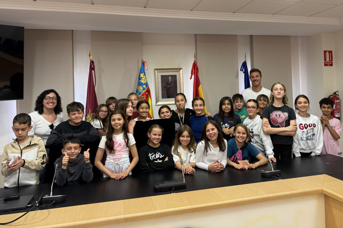 Eva Gamero ejerce como “alcaldesa” en el último pleno escolar del curso en La Nucía