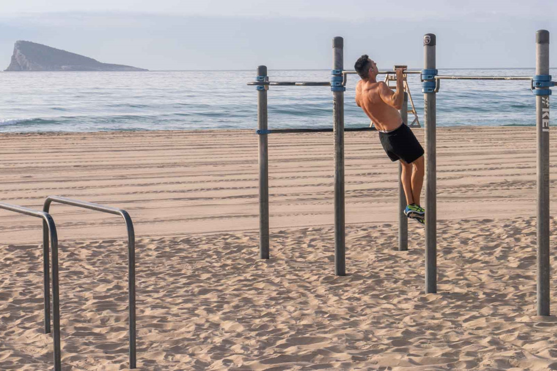 Benidorm amplía la zona de calistenia de Poniente con nuevos elementos a través de los Presupuestos Participativos