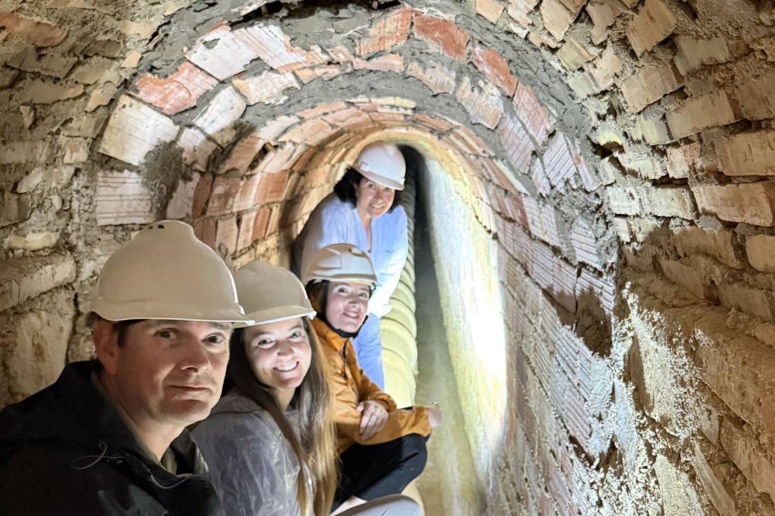 La Nucía impulsa la museización de su galería subterránea con la visita de expertos en arte y patrimonio