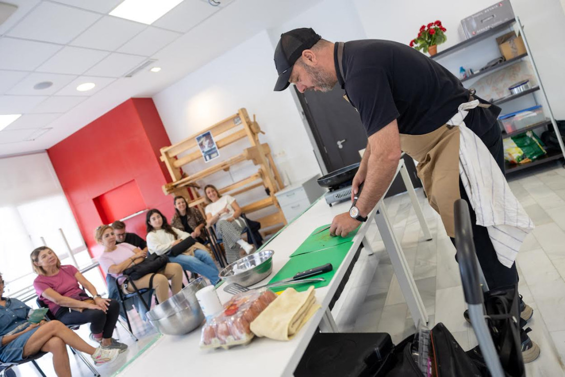 Lluís Penyafort imparte en l’Alfàs del Pi un taller de cocina sostenible y de proximidad organizado por el Fons Valencià per la Solidaritat