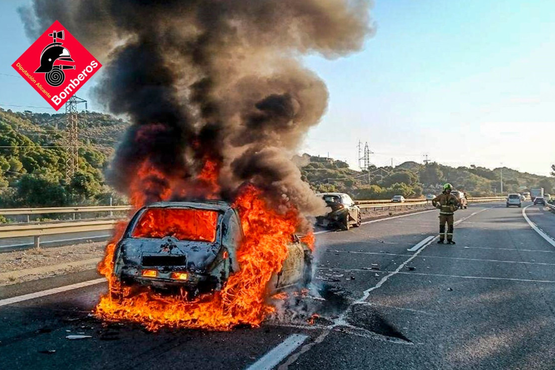 Nueve heridos y un coche calcinado en un accidente múltiple en la AP-7 a la altura de Villajoyosa