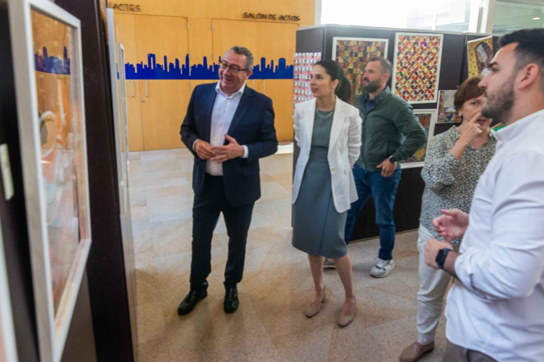 presentación Juana Martínez Cho-kollages exposición Benidorm