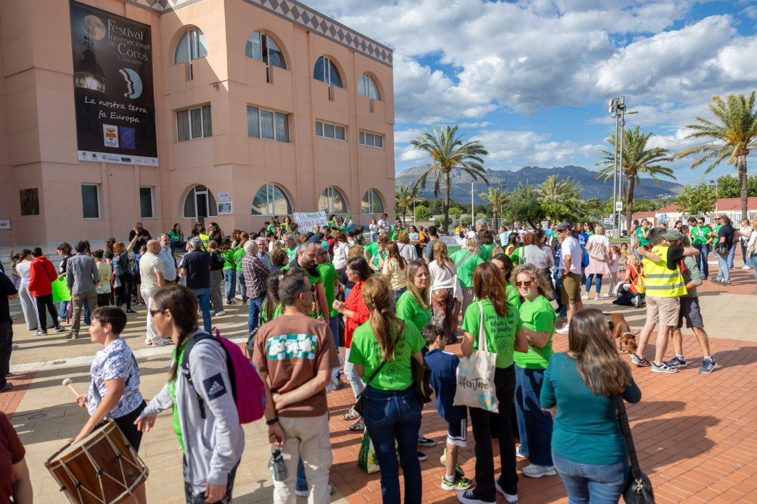 Más de 300 personas se concentran en l’Alfàs en defensa de la escuela pública