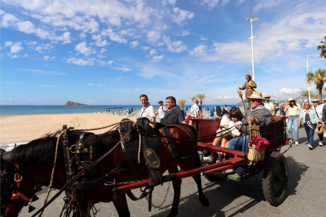 Benidorm revive la tradición agrícola con la multitudinaria Romería de Sant Isidre Llaurador