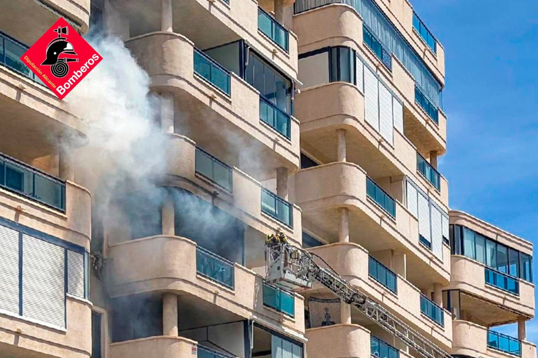 Aparatoso incendio en un edificio de Villajoyosa con una vivienda calcinada y otra afectada