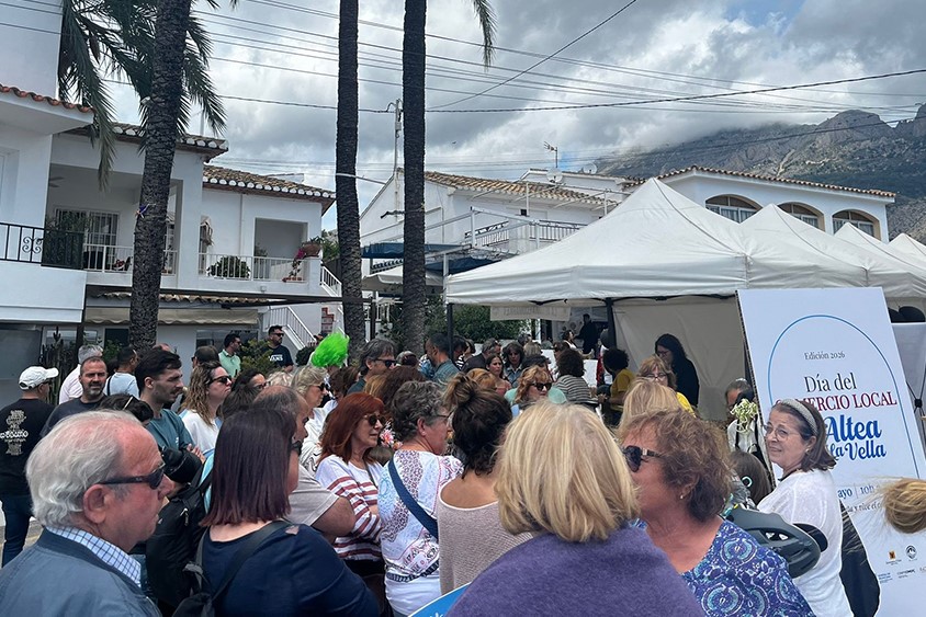 Centenares de personas respaldan el Día del Comercio Local en Altea la Vella
