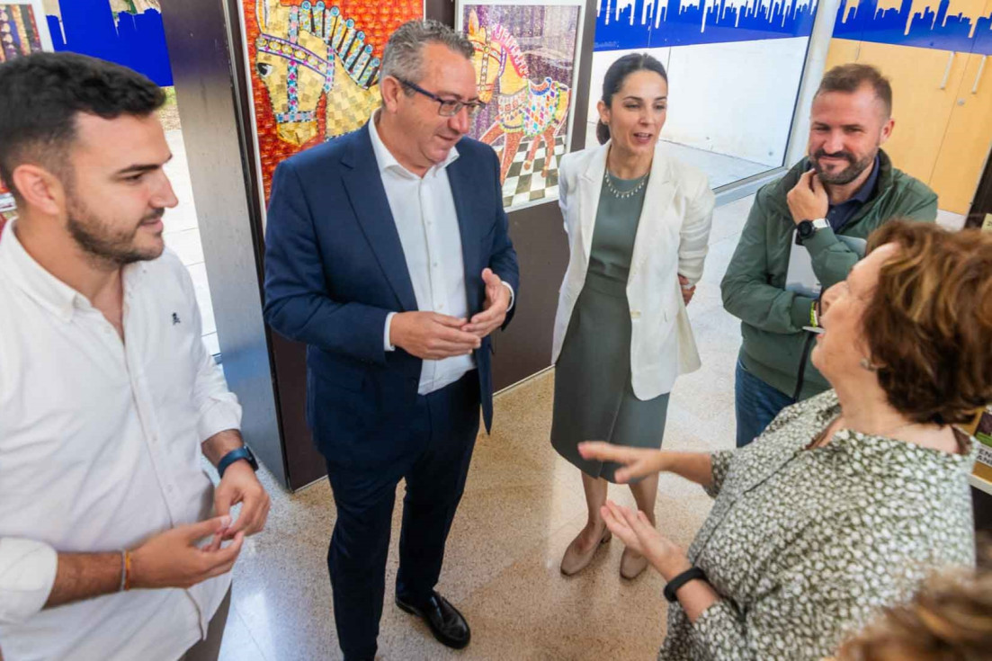 El Espai d’Art de Benidorm exhibe los originales ‘Cho-kollages’ de Juana Martínez realizados con envoltorios de chocolate