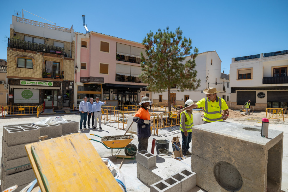 La plaza Mayor de l’Alfàs afronta la fase final de su remodelación con el inicio de la pavimentación