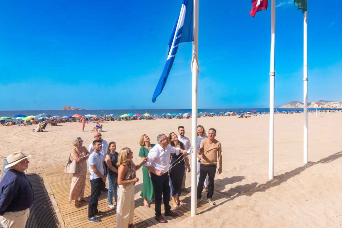 izado bandera azul playa levante benidorm