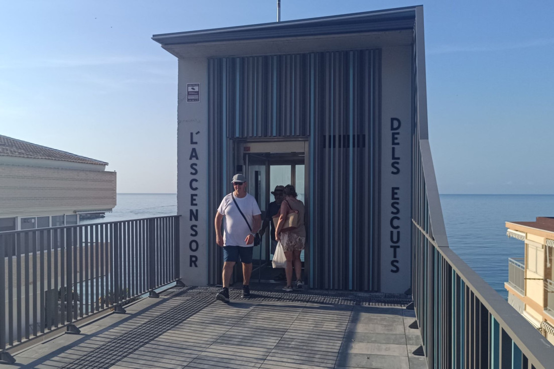El ascensor de la playa Centro de Villajoyosa supera los 23.000 viajes en sus primeros 71 días de funcionamiento