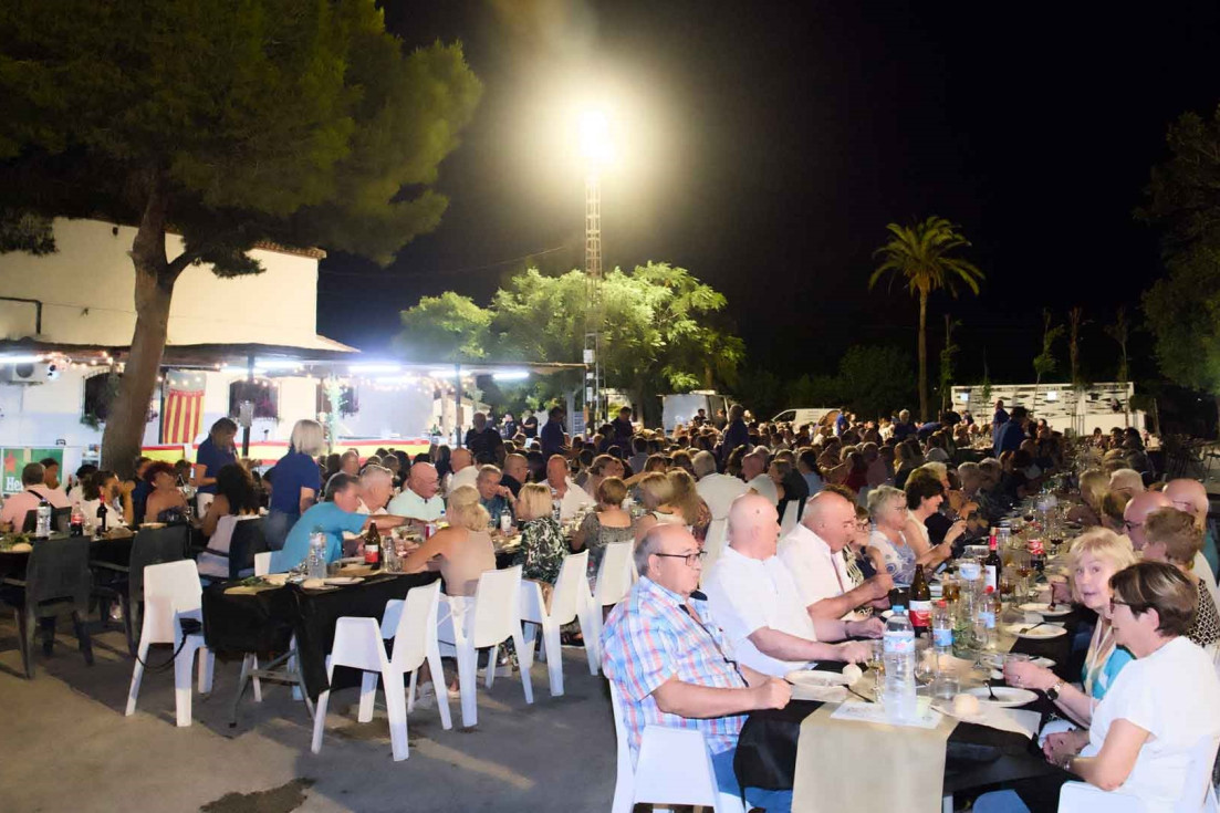 El ‘Sopar de Sant Joan’ reúne a más de 400 personas en la Ermita de Sanç de Benidorm