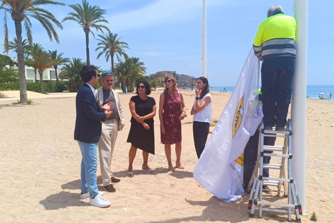Villajoyosa iza la bandera “Playa sin Humo” en El Paradís para reforzar la protección de la salud y el medio ambiente