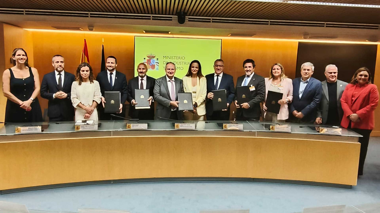 firmantes Memorando Entendimiento turismo Ministerio ABTA Benidorm