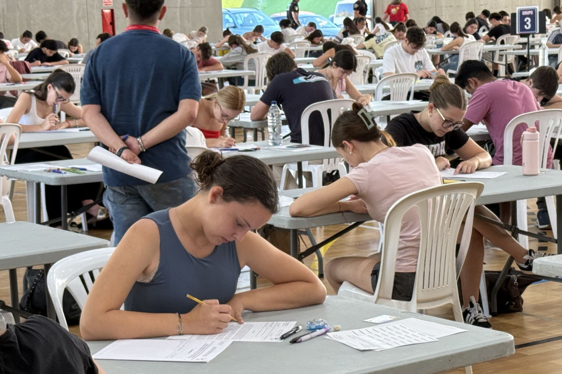 La PAU 2026 arranca en La Nucía con 363 estudiantes examinándose en el Pabellón Muixara