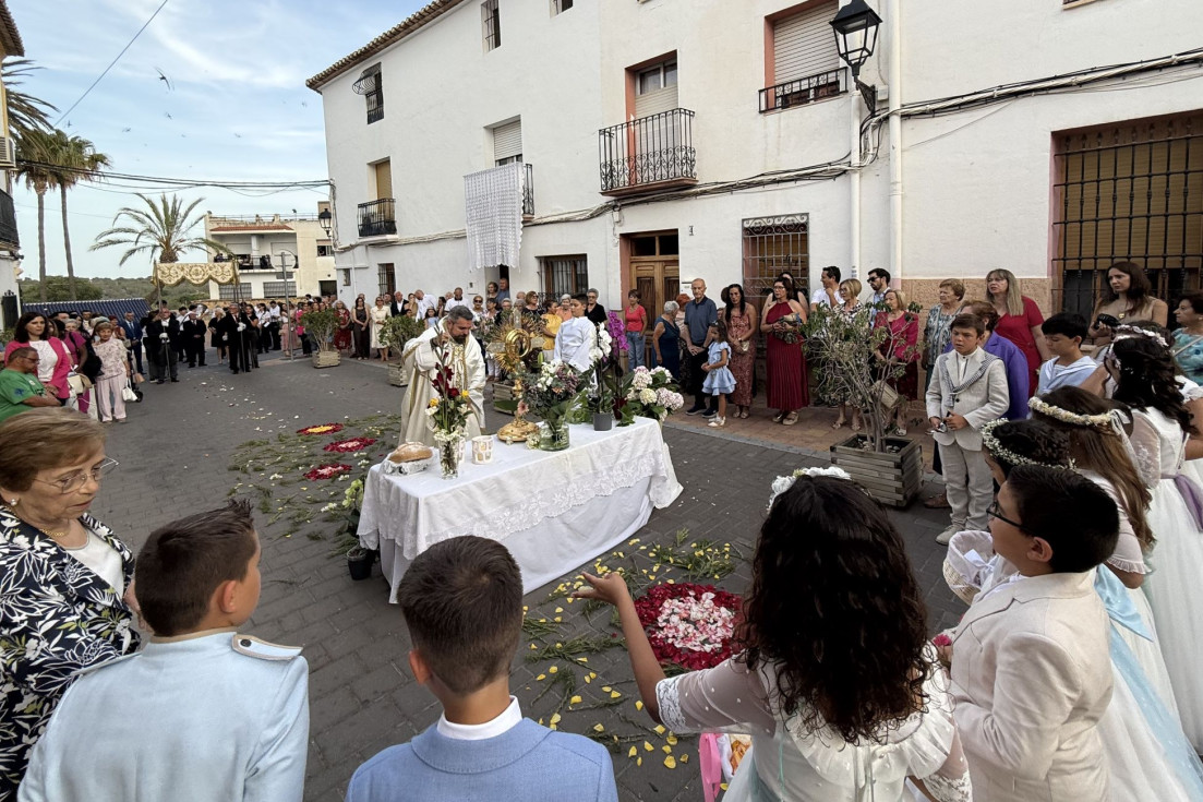 Las alfombras florales embellecieron el recorrido del Corpus Cristi en La Nucía