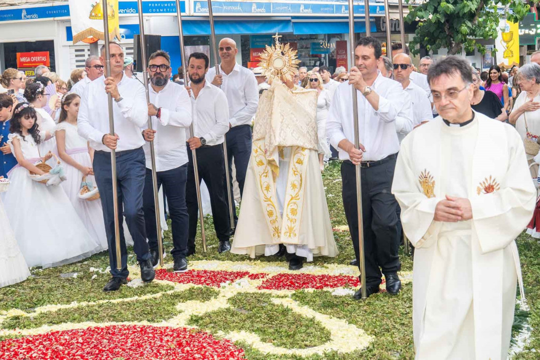 Benidorm celebra la tradicional procesión del Corpus Christi con la participación de los niños de primera comunión