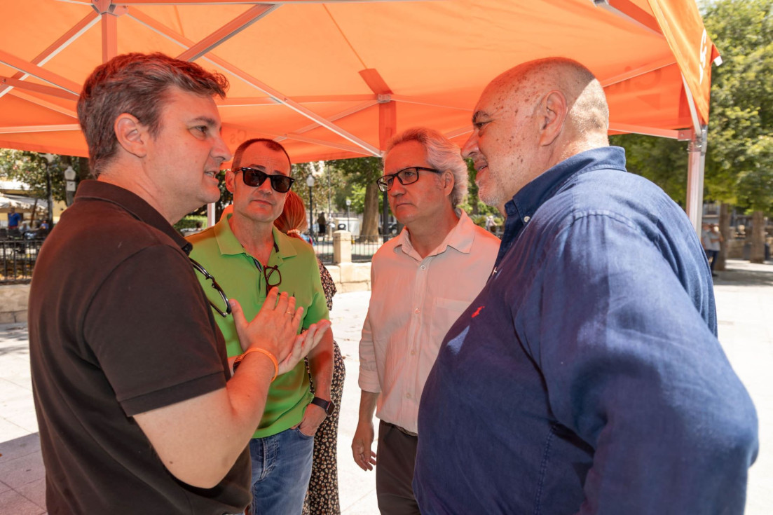 Carlos Perez-Nievas en la carpa de Ciudadanos instalada en Alicante