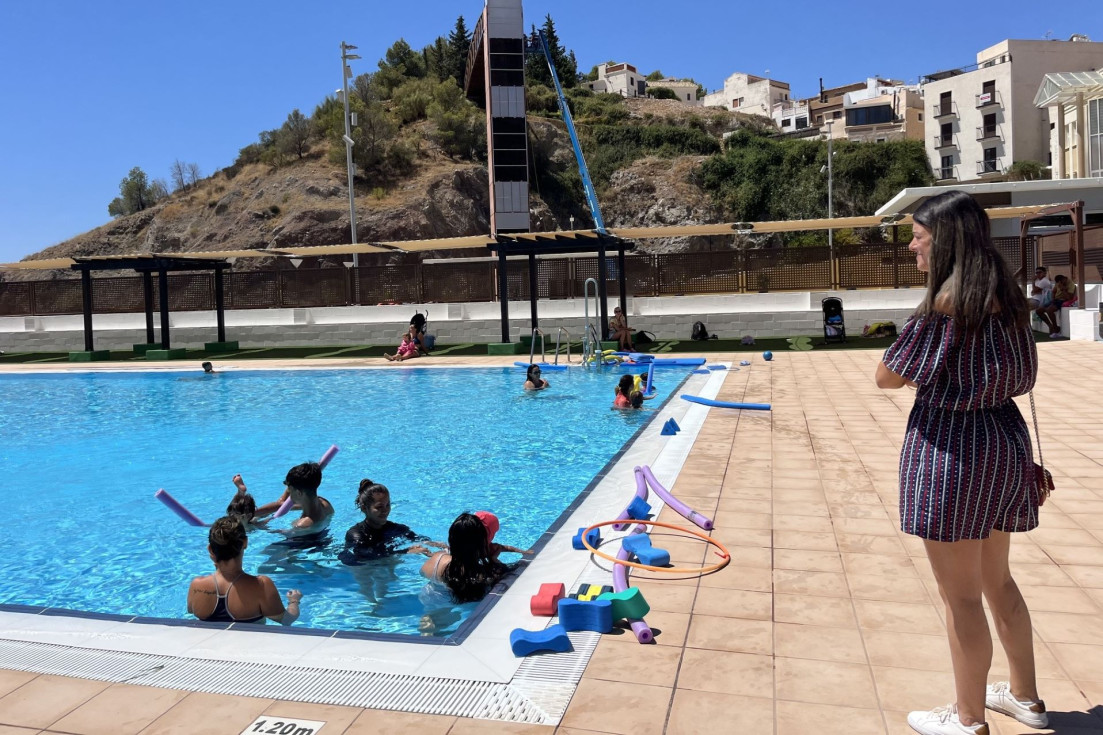 Cerca de 60 niños aprenden a nadar este verano en la piscina municipal de Finestrat