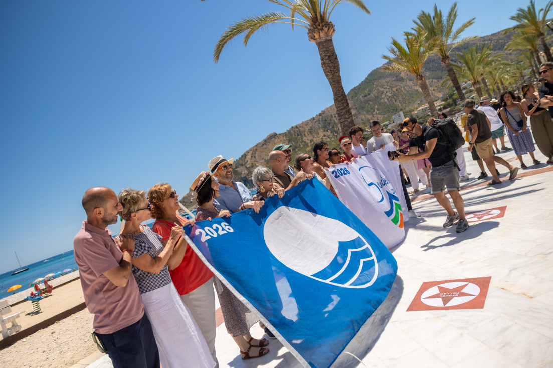 Festival Cine l’Alfàs izado Bandera Azul playa Albir