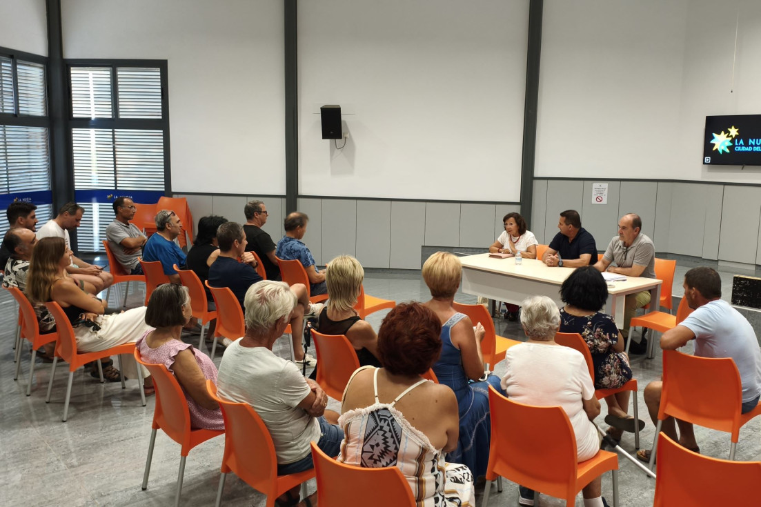 El alcalde de La Nucía recoge las necesidades de los vecinos de la Urbanización Kristal