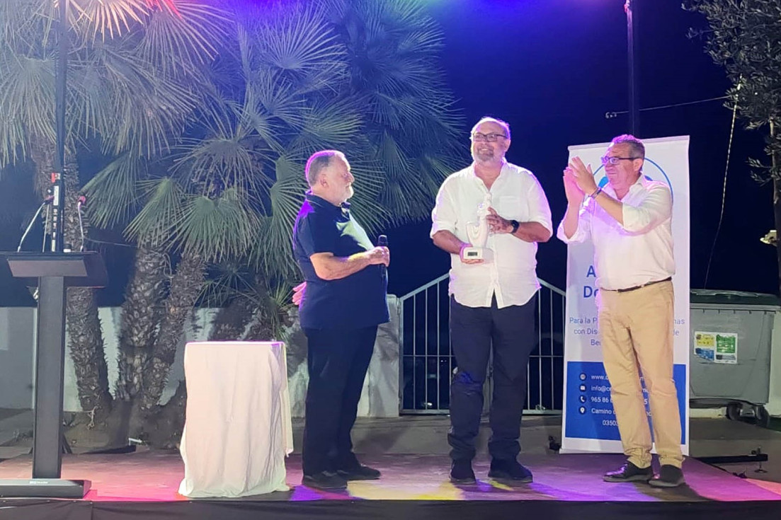 homenaje luis alfonso muñoz cena solidaria verano centro Doble Amor Benidorm