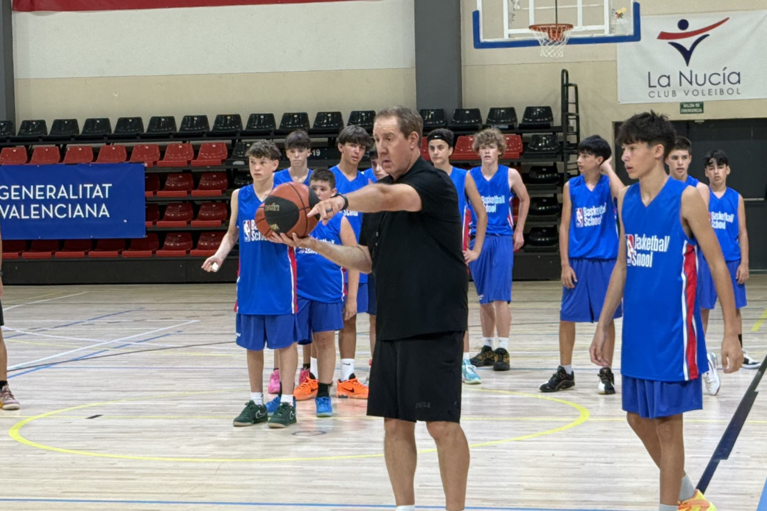 El entrenador asistente de los Sixers en la NBA Basketball School de La Nucía