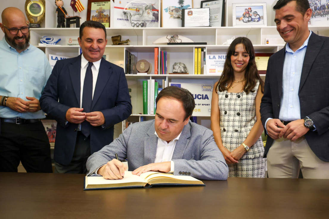president Generalitat Juanfran Pérez Llorca firma libro honor La Nucía