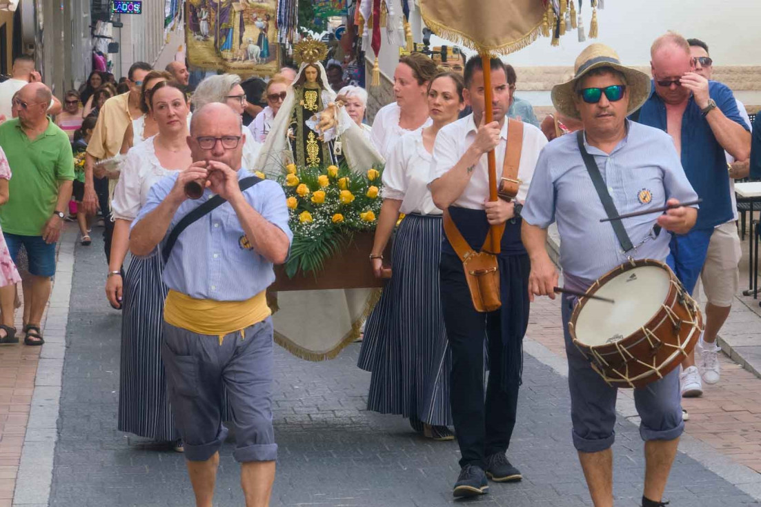 Benidorm rinde homenaje a la Virgen del Carmen y a los Caídos en la Mar con la tradicional ofrenda floral